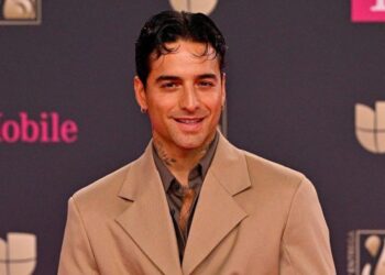 MALUMA SORPRENDE EN PREMIO LO NUESTRO CON UN NUEVO LOOK Y LA EMOTIVA REACCIÓN DE SU HIJA PARIS