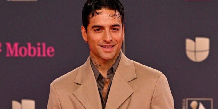 MALUMA SORPRENDE EN PREMIO LO NUESTRO CON UN NUEVO LOOK Y LA EMOTIVA REACCIÓN DE SU HIJA PARIS