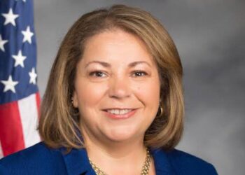 LINDA SÁNCHEZ CRITICA A TRUMP POR EL DÉFICIT COMERCIAL RÉCORD Y PRESENTA LEY PARA LIMITAR ARANCELES