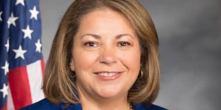 LINDA SÁNCHEZ CRITICA A TRUMP POR EL DÉFICIT COMERCIAL RÉCORD Y PRESENTA LEY PARA LIMITAR ARANCELES