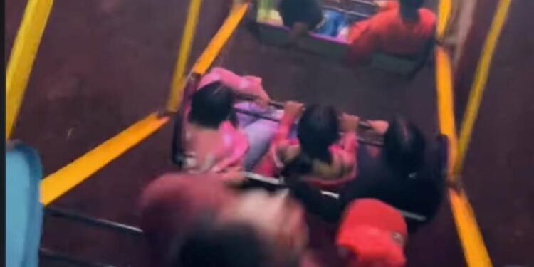 HOMBRE DA VUELTAS SIN PARAR EN ATRACCIÓN MECÁNICA Y SUCESO SE VUELVE VIRAL EN REDES