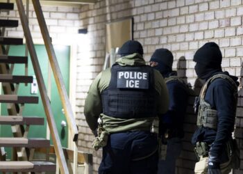 ICE PODRÁ SEGUIR USANDO MASCARILLAS EN CALIFORNIA TRAS FALLO JUDICIAL CONTRA LA PROHIBICIÓN ESTATAL