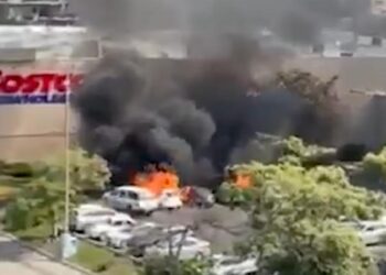 QUEMAN AUTOS EN ESTACIONAMIENTO DEL COSTCO; CJNG INCENDIA VEHÍCULOS EN PUERTO VALLARTA TRAS CAÍDA DE ‘EL MENCHO’