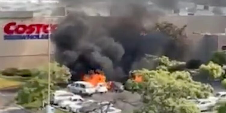 QUEMAN AUTOS EN ESTACIONAMIENTO DEL COSTCO; CJNG INCENDIA VEHÍCULOS EN PUERTO VALLARTA TRAS CAÍDA DE ‘EL MENCHO’