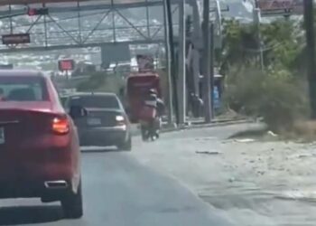 RÁPIDOS Y FURIOSOS SANTA CATARINA; PERSIGUE CONDUCTOR A MOTOCICLISTA