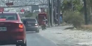 RÁPIDOS Y FURIOSOS SANTA CATARINA; PERSIGUE CONDUCTOR A MOTOCICLISTA