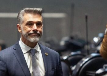 GOLPE POLÍTICO EN MORENA: SUSPENDEN MILITANCIA A SERGIO MAYER TRAS SU REGRESO A LOS REALITIES