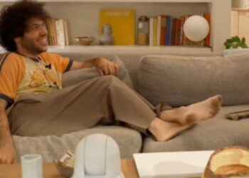 CRITICAN A BENNY BLANCO POR MOSTRAR SUS PIES SUCIOS EN UN NUEVO PODCAST / VIDEO