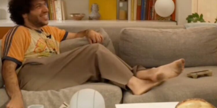 CRITICAN A BENNY BLANCO POR MOSTRAR SUS PIES SUCIOS EN UN NUEVO PODCAST / VIDEO