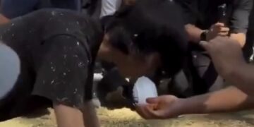 COME THERIAN CROQUETAS EN REUNIÓN DE LA UNI; CAPTAN A JOVEN COMPORTÁNDOSE COMO PERRO EN CU 2 img 6517