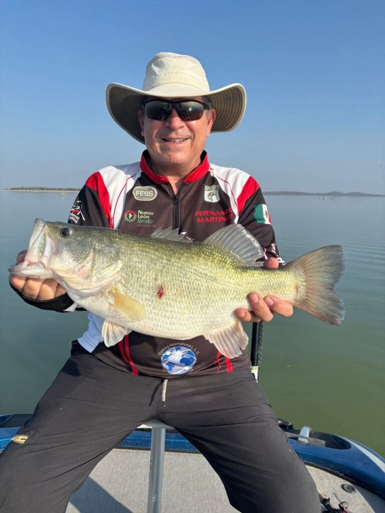 PRESUMEN PESCA EN EL CUCHILLO; CAPTURAN LOBINAS DE GRAN TAMAÑO TRAS INTERVENCIÓN DE PYVSNL 2 photo 2026 02 28 13 27 31