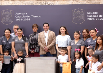 SELLA RAÚL CANTÚ CÁPSULA DEL TIEMPO HASTA EL 2046 EN SALINAS VICTORIA; ABREN LA PRIMERA DEJADA EN 1999