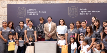 SELLA RAÚL CANTÚ CÁPSULA DEL TIEMPO HASTA EL 2046 EN SALINAS VICTORIA; ABREN LA PRIMERA DEJADA EN 1999