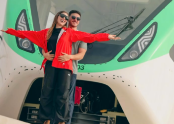 ¿EL TITANIC? NO EL MONORRIEL MÁS LARGO DEL CONTINENTE; POSAN SAMUEL Y MARIANA A DÍAS DEL INICIO DE PRUEBAS