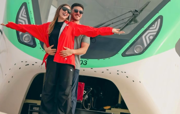 ¿EL TITANIC? NO EL MONORRIEL MÁS LARGO DEL CONTINENTE; POSAN SAMUEL Y MARIANA A DÍAS DEL INICIO DE PRUEBAS