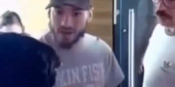 GOLPEA BRUTALMENTE A GUARDIA DE CASETA; INDIGNA AGRESIÓN DE PRACTICANTE DE KICK BOXING