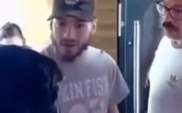 GOLPEA BRUTALMENTE A GUARDIA DE CASETA; INDIGNA AGRESIÓN DE PRACTICANTE DE KICK BOXING