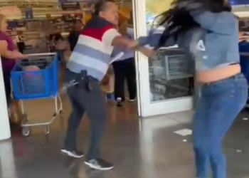 AGREDE VIGILANTE DE WALMART A MUJER; CAPTAN GOLPIZA EN VIDEO