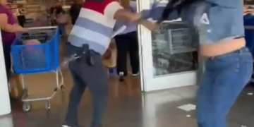AGREDE VIGILANTE DE WALMART A MUJER; CAPTAN GOLPIZA EN VIDEO