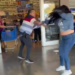 AGREDE VIGILANTE DE WALMART A MUJER; CAPTAN GOLPIZA EN VIDEO