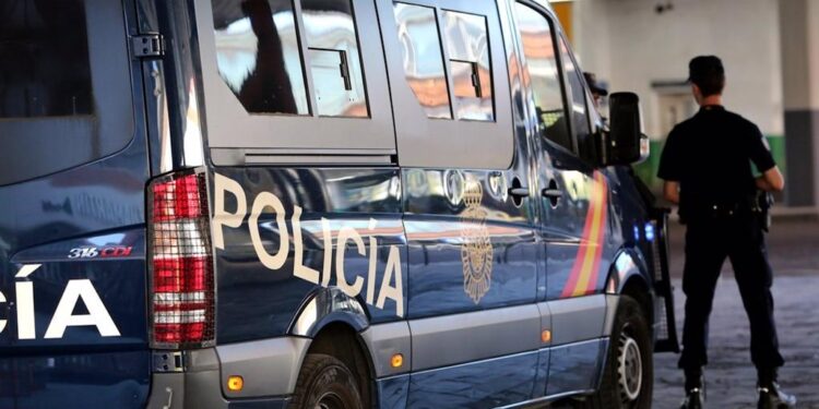 GOLPE A LA TRATA EN MADRID: POLICÍA LIBERA A 18 MUJERES EXPLOTADAS EN UN CHALET DE MÓSTOLES 1 GOLPE A LA TRATA EN MADRID: POLICÍA LIBERA A 18 MUJERES EXPLOTADAS EN UN CHALET DE MÓSTOLES