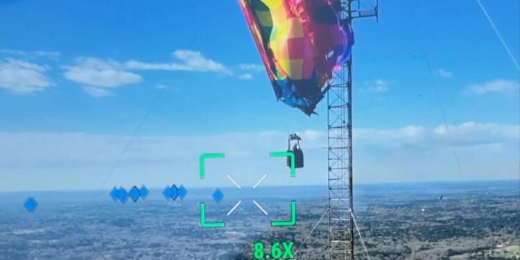 MILAGRO EN LAS ALTURAS: RESCATAN A PAREJA TRAS PASAR CUATRO HORAS SUSPENDIDOS EN UNA TORRE DE RADIO EN TEXAS 1 MILAGRO EN LAS ALTURAS: RESCATAN A PAREJA TRAS PASAR CUATRO HORAS SUSPENDIDOS EN UNA TORRE DE RADIO EN TEXAS