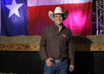 DEL ESCENARIO AL CONGRESO; GANA BOBBY PULIDO ELECCIÓN PRIMARIA EN TEXAS