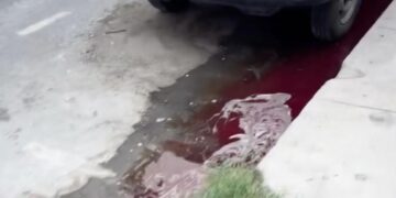 DENUNCIAN VECINOS DEL CENTRO DE MONTERREY DESCARGA ILEGAL… ¡DE SANGRE!; ACUSAN A EMBALSAMADORA.
