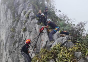 CAE 30 METROS POR INTENTAR RECUPERAR DRON; RESCATA PROTECCIÓN CIVIL A HOMBRE EN CERRO DE LAS MITRAS