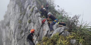 CAE 30 METROS POR INTENTAR RECUPERAR DRON; RESCATA PROTECCIÓN CIVIL A HOMBRE EN CERRO DE LAS MITRAS