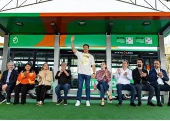 ENTREGAN SAMUEL Y MARIANA PARABUSES Y NUEVOS CAMIONES