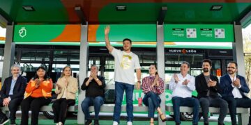 ENTREGAN SAMUEL Y MARIANA PARABUSES Y NUEVOS CAMIONES