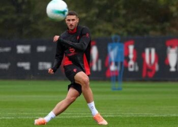 EL RETORNO DEL “BEBOTE”: SANTIAGO GIMÉNEZ SE REINCOPORA A LOS ENTRENAMIENTOS DEL AC MILAN TRAS CINCO MESES DE AUSENCIA