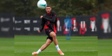 EL RETORNO DEL “BEBOTE”: SANTIAGO GIMÉNEZ SE REINCOPORA A LOS ENTRENAMIENTOS DEL AC MILAN TRAS CINCO MESES DE AUSENCIA