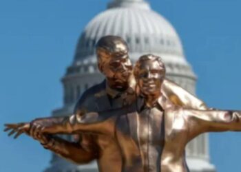 “KING OF THE WORLD”: LA POLÉMICA ESCULTURA DE TRUMP Y EPSTEIN QUE SACUDE EL NATIONAL MALL DE WASHINGTON