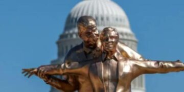 “KING OF THE WORLD”: LA POLÉMICA ESCULTURA DE TRUMP Y EPSTEIN QUE SACUDE EL NATIONAL MALL DE WASHINGTON