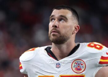 LA LEYENDA CONTINÚA: TRAVIS KELCE CONFIRMA QUE JUGARÁ SU TEMPORADA 14 CON LOS KANSAS CITY CHIEFS