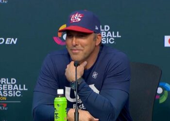 ERROR DE CÁLCULO: MARK DEROSA ADMITE EXCESO DE CONFIANZA TRAS LA DERROTA DE ESTADOS UNIDOS ANTE ITALIA