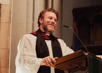 SACERDOTE DE PITTSBURGH ARRESTADO POR ROBO DE TARJETAS DE BÉISBOL EN WALMART