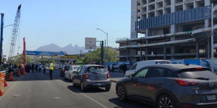 ABRE ESTADO CARRIL EXPRÉS Y ADRIÁN LO VUELVE A CERRAR; CONDUCTORES, REHENES DE DISPUTA POLÍTICA