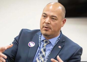 MUERE EL ALCALDE DE NAMPA TRAS DESPLOMARSE DURANTE UN DISCURSO EN IDAHO