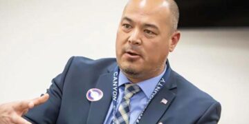 MUERE EL ALCALDE DE NAMPA TRAS DESPLOMARSE DURANTE UN DISCURSO EN IDAHO