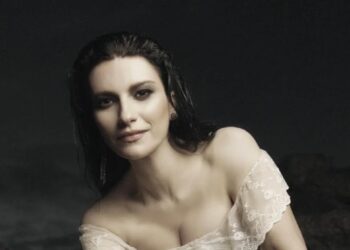 LA VOZ DE LA MEMORIA: LAURA PAUSINI RINDE TRIBUTO AL CANCIONERO HISPANO CON “YO CANTO 2”