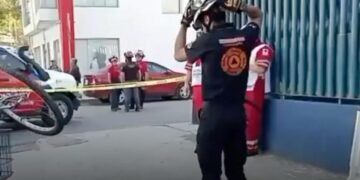 MUERE PERSONA TRAS CAER EN ALCANTARILLA ABIERTA EN MONTERREY