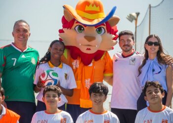 PRESENTAN SAMUEL Y MARIANA A MASCOTA OFICIAL DE NUEVO LEÓN PARA EL MUNDIAL; DARÁ “LEO’ BIENVENIDA A VISITANTES