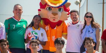 PRESENTAN SAMUEL Y MARIANA A MASCOTA OFICIAL DE NUEVO LEÓN PARA EL MUNDIAL; DARÁ “LEO’ BIENVENIDA A VISITANTES