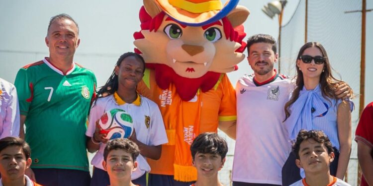 PRESENTAN SAMUEL Y MARIANA A MASCOTA OFICIAL DE NUEVO LEÓN PARA EL MUNDIAL; DARÁ “LEO’ BIENVENIDA A VISITANTES