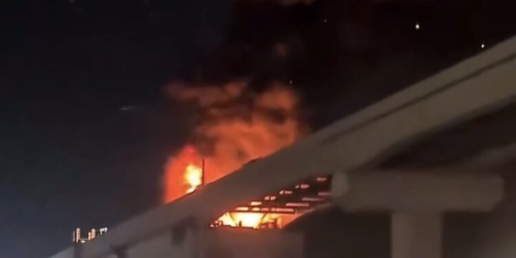 INCENDIO EN OBRAS DEL METRO; CAPTAN SINIESTRO EN MIGUEL ALEMÁN Y LAS AMÉRICAS