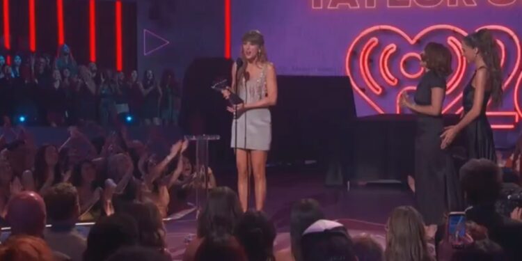 GRATITUD Y GLORIA POP: TAYLOR SWIFT PREMIA A TRAVIS KELCE EN LOS IHEARTRADIO MUSIC AWARDS 2026 1 GRATITUD Y GLORIA POP: TAYLOR SWIFT PREMIA A TRAVIS KELCE EN LOS IHEARTRADIO MUSIC AWARDS 2026