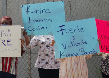 ARMAN MANIFESTACIÓN A FAVOR DE KARINA… CON ROSTROS CUBIERTOS Y PANCARTAS EN SERIE